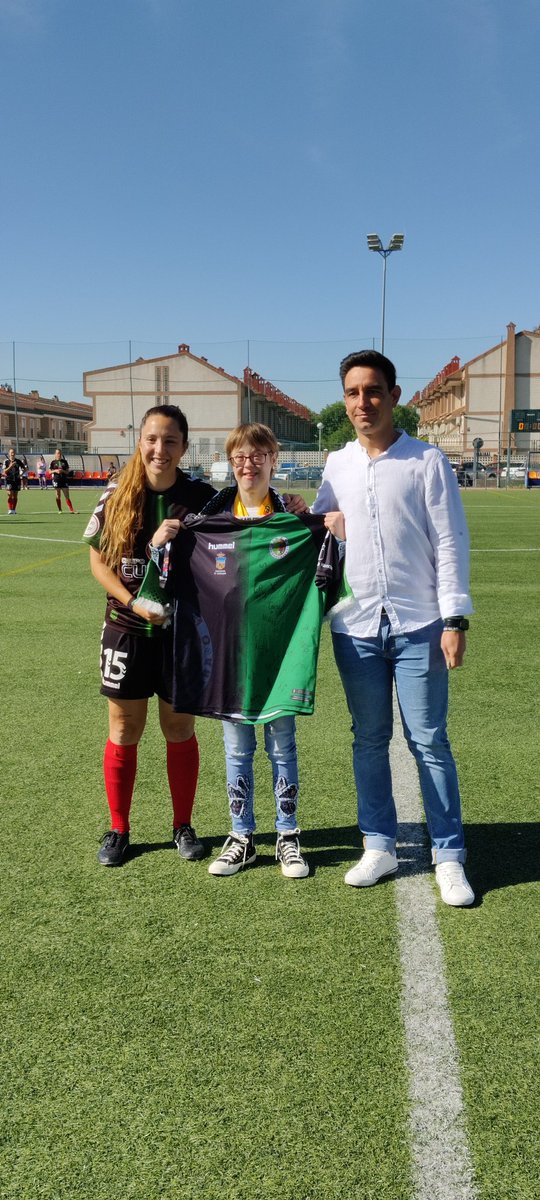 DinamoGOficial's tweet photo. Marta Martínez, recibe la beca por parte de @Patrocina1Depor como parte del proyecto "El fútbol femenino apoya al deporte paralímpico" y una camiseta firmada por todas nuestras jugadoras.
Grande Marta 💚🖤🖤 https://t.co/3ORS8c3oWg
