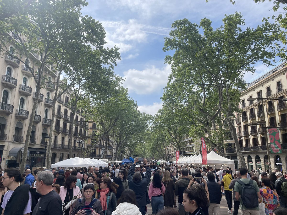 Els llibres i les roses tornen a les Rambles. 280 metres amb parades de llibres i roses.  #SantJordi2023 #SantJordiRAC1 #inforac1