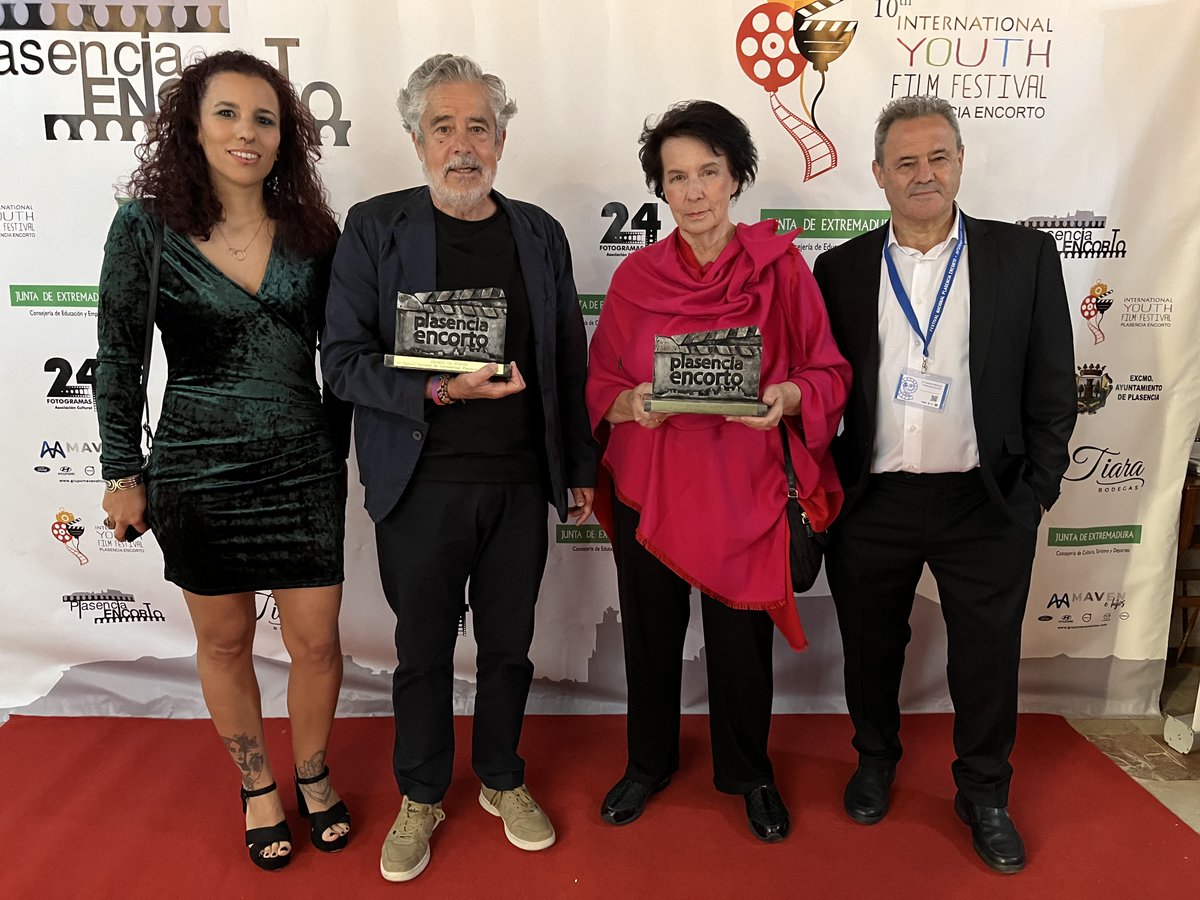 Carlos Iglesias y Lola Salvador recibieron el premio de honor en el festival #Plasencia Encorto 2023, en una noche de fiesta después de una semana de mucho cine ¡Bravo por los organizadores!

<a href="/unfranco14/">Carlos Iglesias</a> <a href="/Encorto_24/">Plasencia Encorto</a>  <a href="/NatBm35/">Nat Natalia Pérez</a> #cine #cortos #Spain