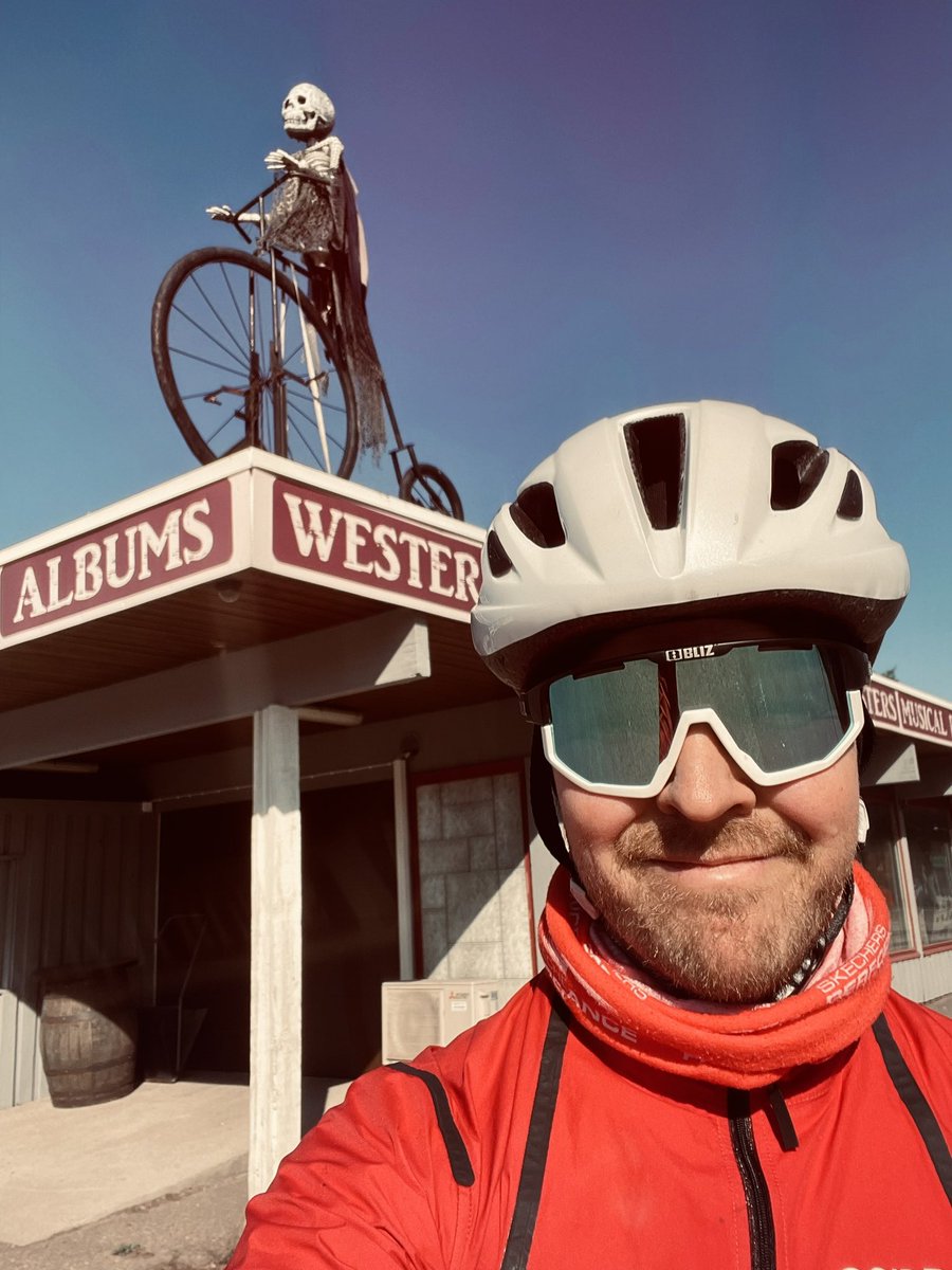 Good morning everyone! ☀️

Mood check:

The one on the roof: #Zwift  + inside 💀

Me: Riding outside on sunny morning 😎

#cycling #goodmorning #ridebikes #weekend