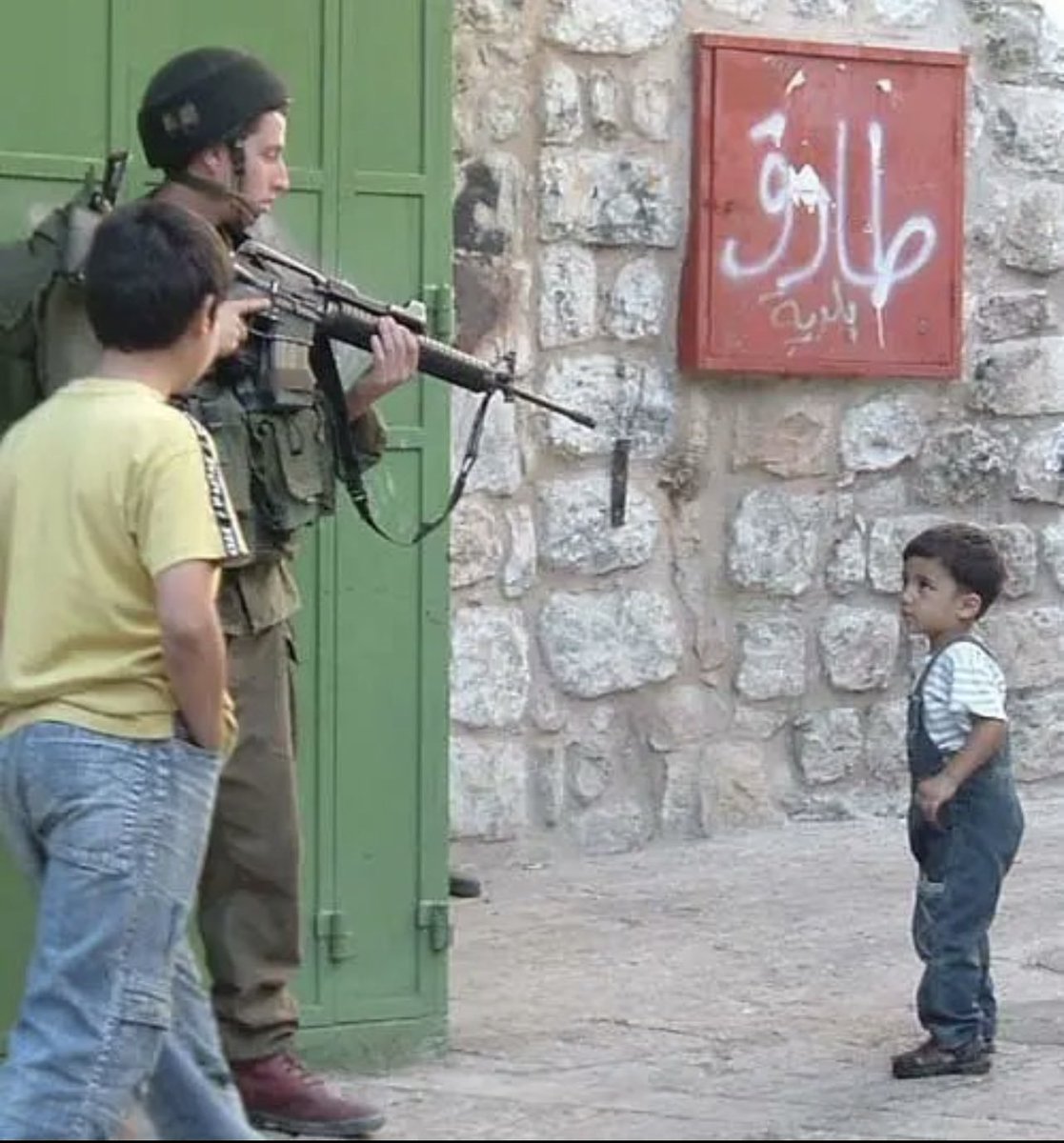 DeNocracyUK's tweet photo. Who's the terrorist here? https://t.co/X7SiJSyTeJ