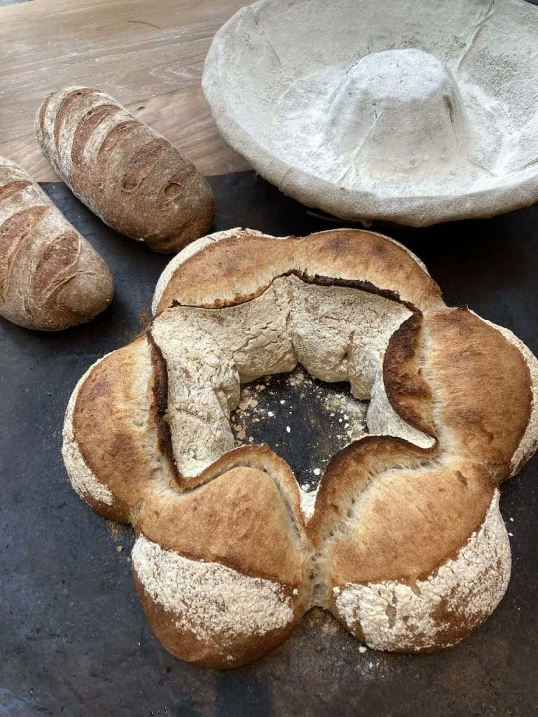 BreadBakerDani's tweet image. How to use the right French flour in your baking buff.ly/3HtSnx #baguetteclass #frenchbread #breadbaking #rofcob40

 #frenchflour #breadmaking