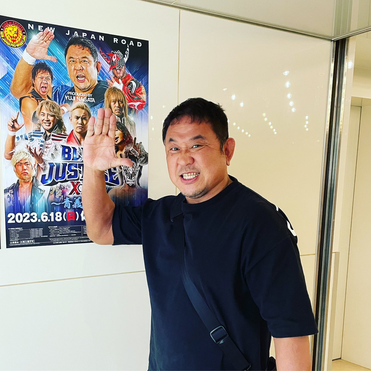 永田さんが佐倉大会のポスターとチラシ持って来てくれました。

大会まであと二ヶ月弱、チケットの予約も承ります。

#bluejusticexii
#青義回帰
#永田裕志
#6月18日
#佐倉市民体育館