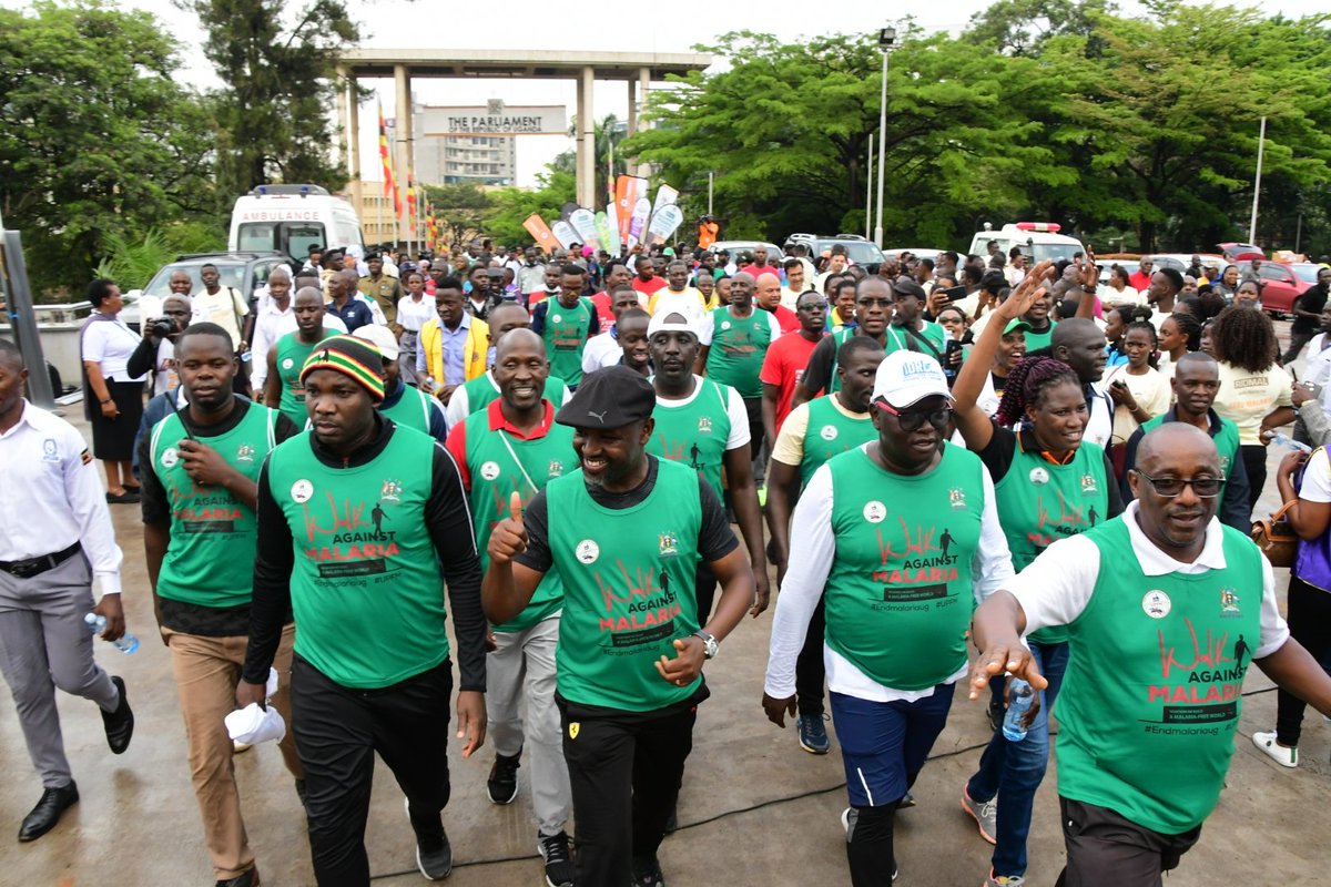 OpenParlyUg's tweet photo. Location:   Parliament 🏠 
Activity:     Walking 🚶‍♂️🚶‍♂️🤔
Cause:        Raising awareness in a Fight against Malaria🥶
Chief Walker : Deputy Speaker @Thomas_Tayebwa 
Facts:       🇺🇬 lose more than Shs2.4 trillion per year, and Malaria kills about 52 Ugandans per day.
 #OpenParlyUg https://t.co/fqXPTKKphV