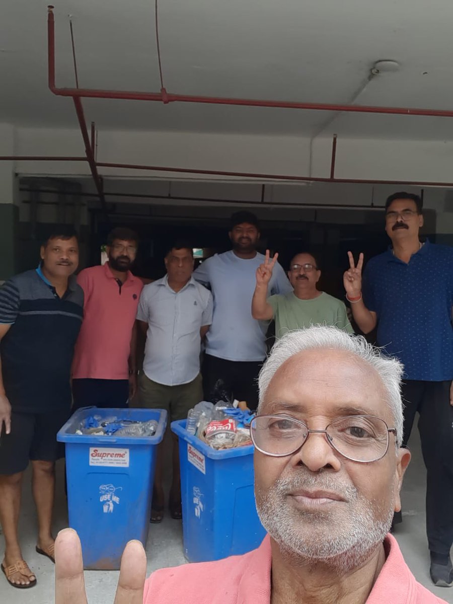 सफाईकर्मियो के न होने के कारण जेकेजी पाम कोर्ट का गंदगी से बुरा हाल था तो खुद निवासियों को ही सफाईकर्मियों की ज़िम्मेदारी निभानी पड़ी. तीन महीने पहले बिल्डर ने सुरक्षा और सफाईकर्मी हटा दिए थे, ढेरों प्रोटेस्ट और अर्जियों के बाद भी सुनवाई नहीं हुई है.

(See videos in the thread)