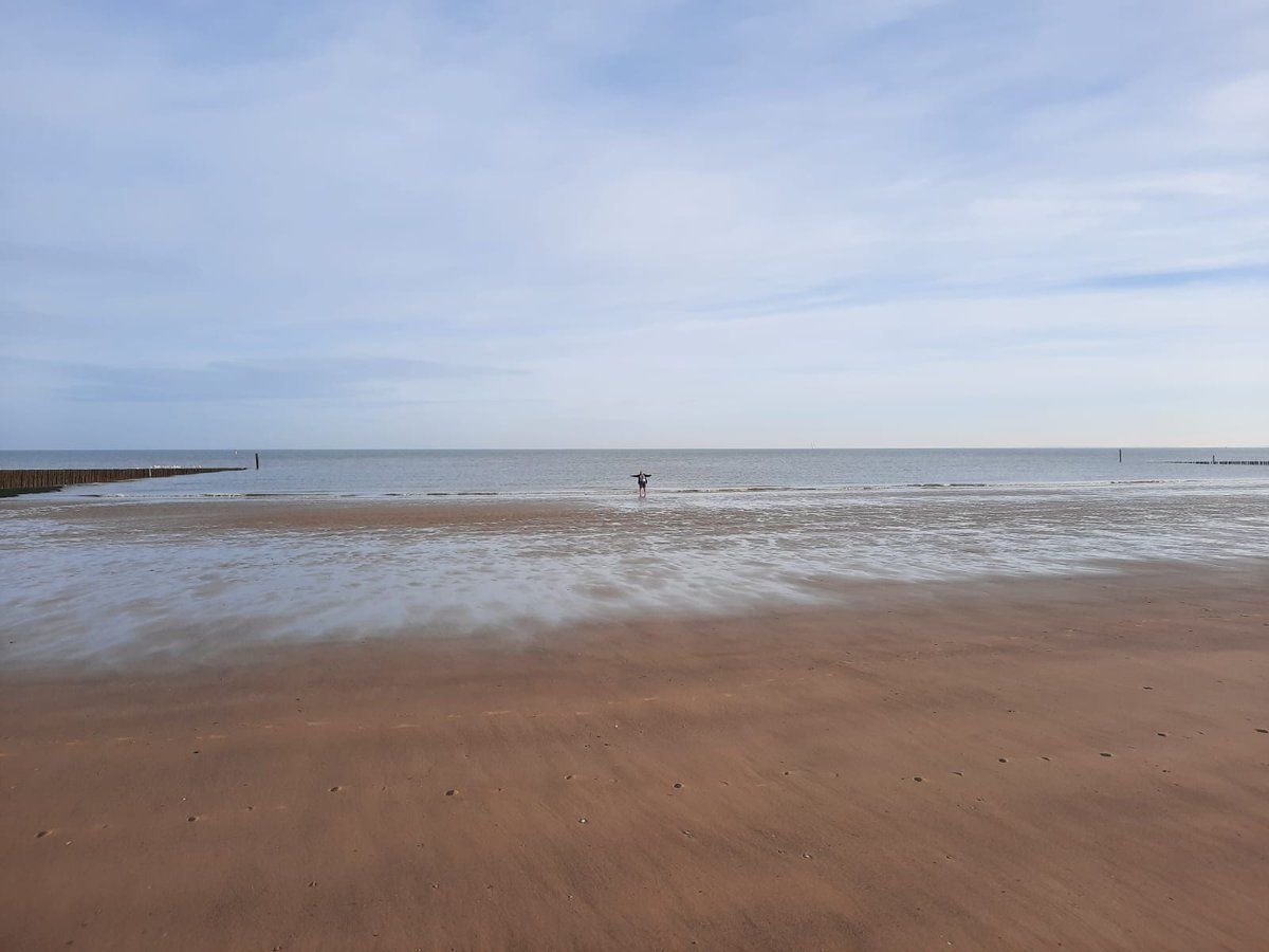Schrijfs_Els's tweet photo. Op de vroege zondag deed ik mee
in de stilte, gewoon omdat het kon.
bij elke stap kreeg ik een nieuw idee
en was ik zelf de stip aan de horizon.

~ Cadzand Bad, 23-04-2023
@dezeekust @versvandezee 

...en meer: https://t.co/LGGIzKlVNK
en
https://t.co/DSn56JMzyc https://t.co/K7wObOlCzW