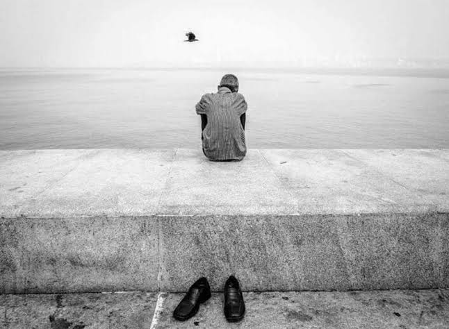 kitapprafya's tweet photo. "Dinleyeni olmadığında değil, anlayanı olmadığında sessizleşirmiş insan."
 Osho https://t.co/bhkfPtKIo2