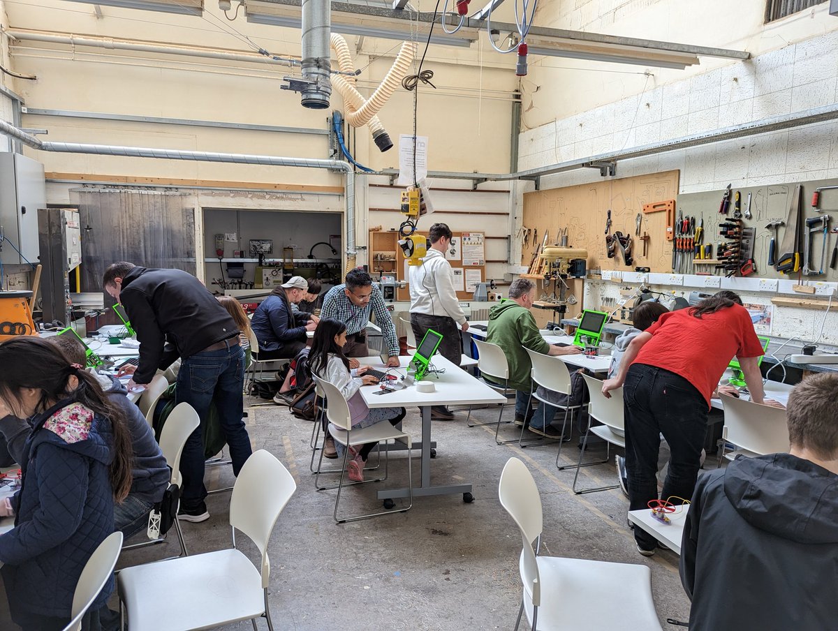 I love this photo of a coding workshop in a workshop. @jedifodder and @tomcorteil leading the 'Flying disc' workshop at 'CamJam @ Makespace ' which was created by Bill when he was 13.