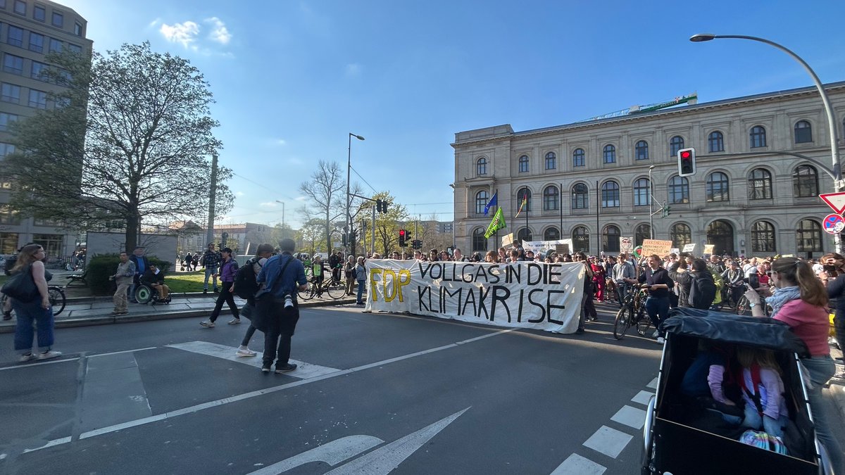 theoneandbodi's tweet photo. @fdp Was das Volk von euren Lügen hält!
#roteklimakarte #fdpparteitag #fdpbpt23 #eFuels #wissingruecktritt https://t.co/KzBkgtt9yy
