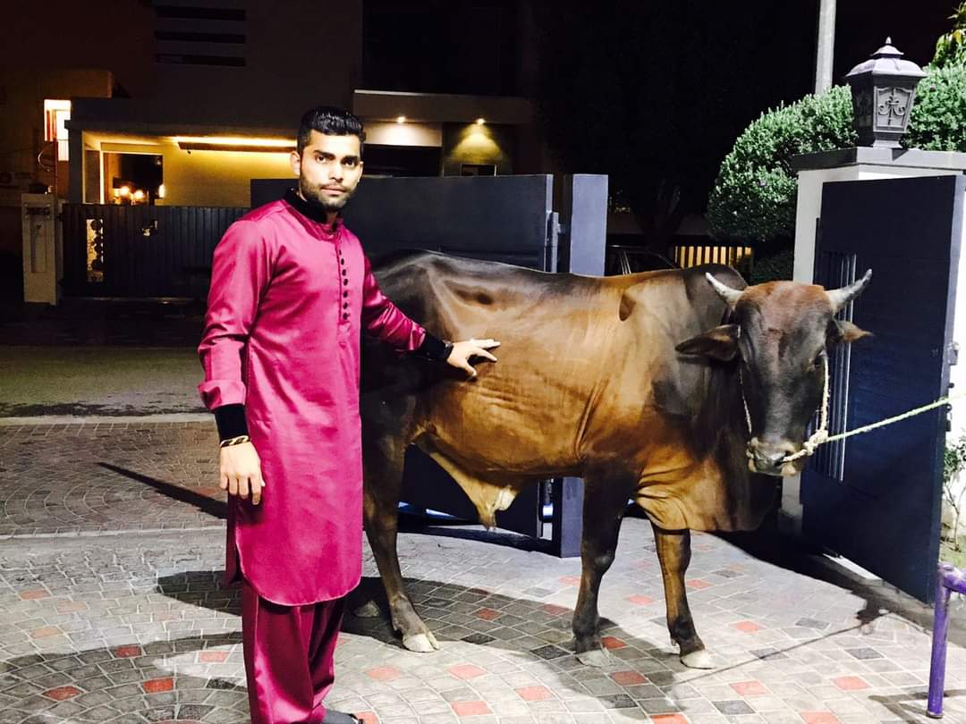 BajwaKehtaHaii's tweet photo. Umar Akmal celebrating Eid https://t.co/3h4WakQ68o
