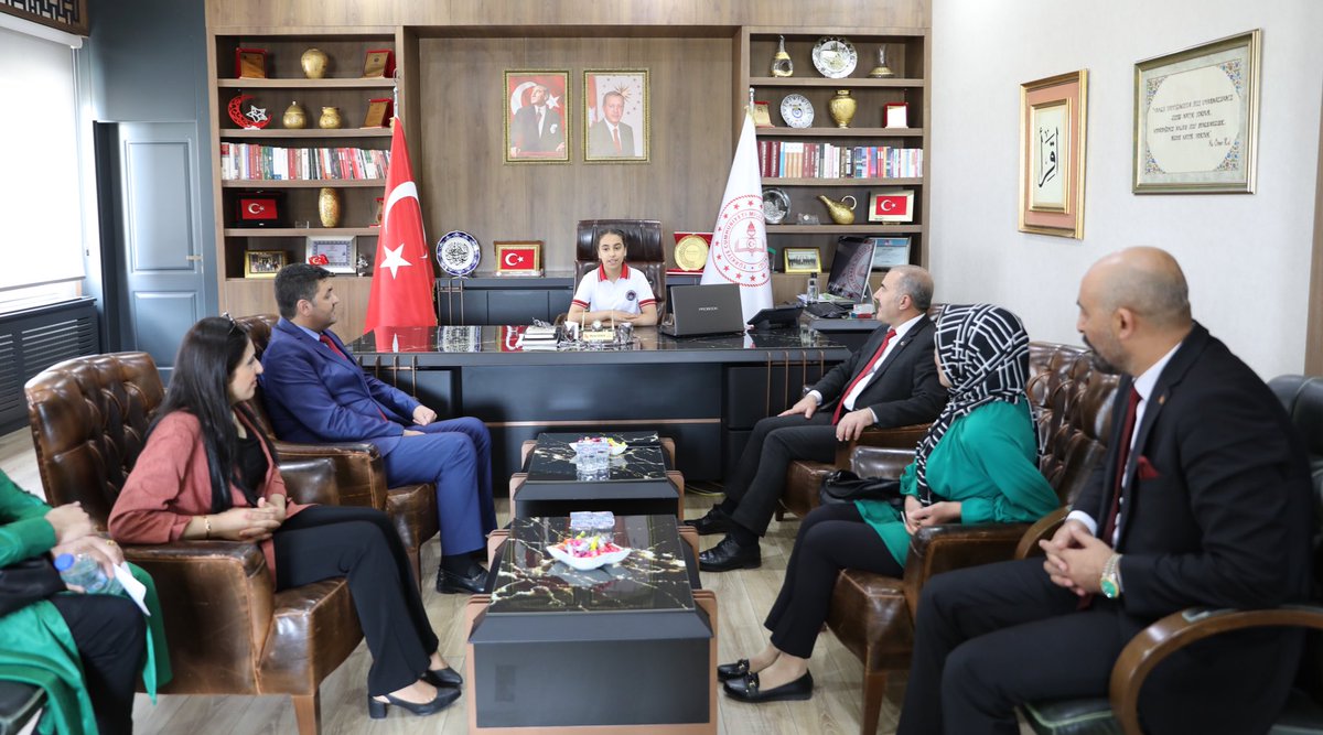 Murat69_Demir's tweet photo. 23 Nisan Ulusal Egemenlik ve Çocuk Bayramının 103.yıl dönümü münasebetiyle görevimizi  Selahattin Eyyubi İlkokulu öğrencimiz Ecrin Naz Çokan'a devrettik. Dünya sizinle güzel çocuklar.
🇹🇷23 Nisan Ulusal Egemenlik ve Çocuk Bayramımız Kutlu Olsun.
@prof_mahmutozer
@mahmutdemirttas https://t.co/o6QzweG34r