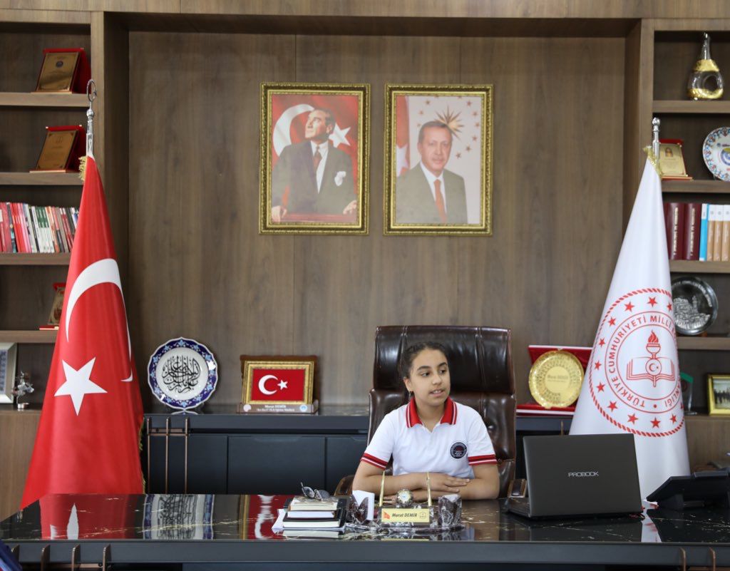 Murat69_Demir's tweet photo. 23 Nisan Ulusal Egemenlik ve Çocuk Bayramının 103.yıl dönümü münasebetiyle görevimizi  Selahattin Eyyubi İlkokulu öğrencimiz Ecrin Naz Çokan'a devrettik. Dünya sizinle güzel çocuklar.
🇹🇷23 Nisan Ulusal Egemenlik ve Çocuk Bayramımız Kutlu Olsun.
@prof_mahmutozer
@mahmutdemirttas https://t.co/o6QzweG34r