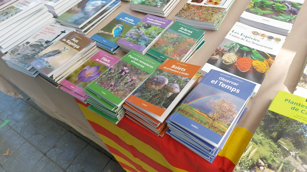 manelcascante's tweet photo. Bon Sant Jordi ! Avui els amics de @FarellEditors han muntat parada a Barcelona, a la Diagonal, 389, prop del Palau Robert.
📔 Hi trobareu un munt de llibres de natura i cultura popular, entre els quals #Observareltemps, la miniguia de méteo que hem preparat amb @jordirodoreda3 https://t.co/7g0fTqDk1v
