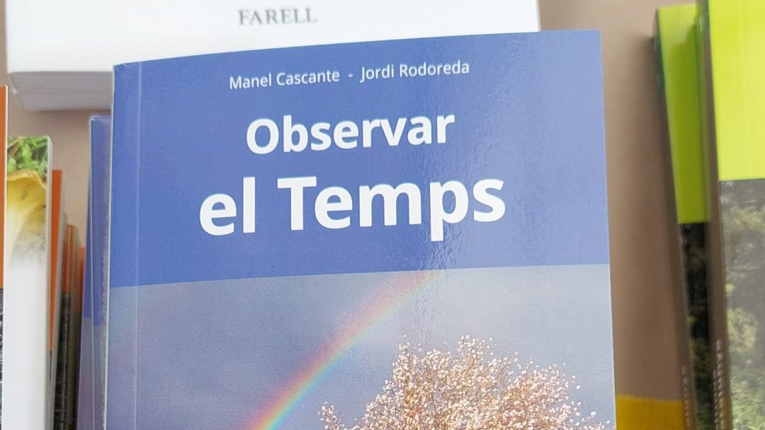manelcascante's tweet photo. Bon Sant Jordi ! Avui els amics de @FarellEditors han muntat parada a Barcelona, a la Diagonal, 389, prop del Palau Robert.
📔 Hi trobareu un munt de llibres de natura i cultura popular, entre els quals #Observareltemps, la miniguia de méteo que hem preparat amb @jordirodoreda3 https://t.co/7g0fTqDk1v
