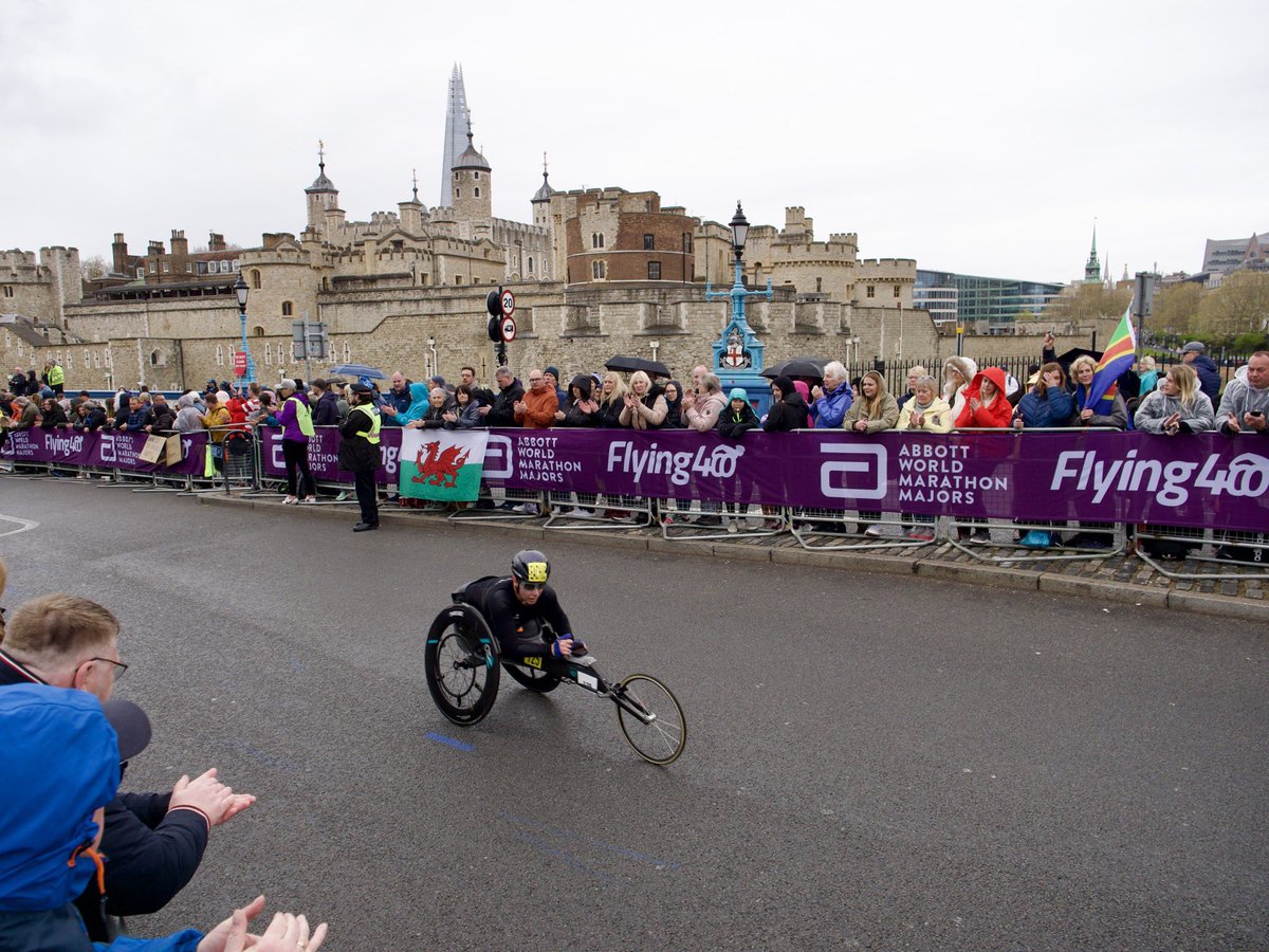 East15Films's tweet photo. First few of the wheelchair users speeding around the bend at Tower of London wheelchair. 

 #LondonMarathon  @bbcnews @skynews
#weruntogether https://t.co/IjJbF7Mh2W