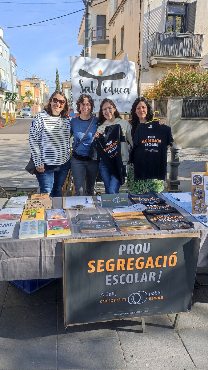 EducaSalt's tweet photo. Ja som al passeig, amb roses i llibres sobre racisme, narrativa i assaig!
#compartimSalt #SantJordi2023 https://t.co/Tc55HxpVsr