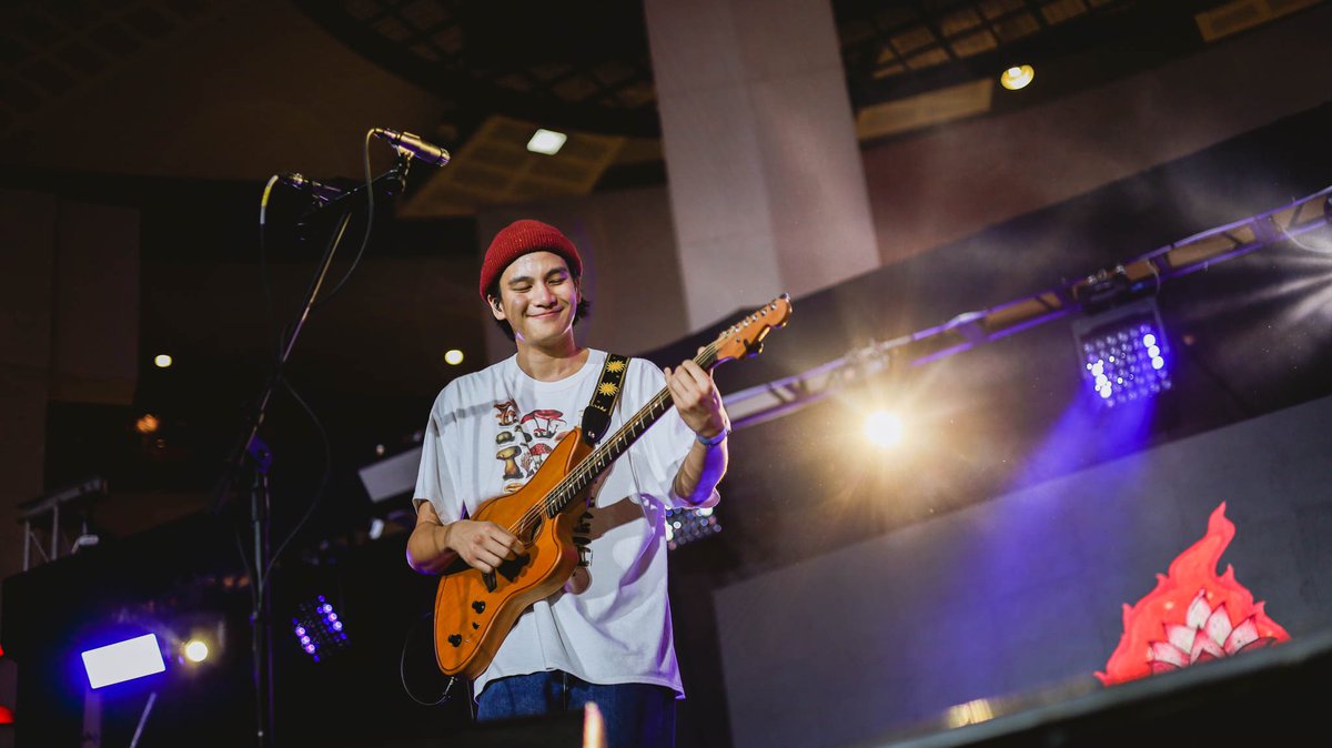 karposmm's tweet photo. that's a wrap for the 4th #PhumViphuritLiveAtAyalaMalls at @trinomatweets ☀️

we've tried to learn the art of letting go, but we can't just yet—@pviphurit's 5th &amp; final Manila show is happening tonight, 7PM at @marketmarketbgc ✨ https://t.co/xp3pMT1UpU