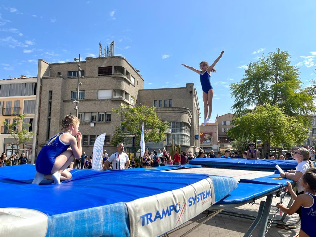 JeanLeonetti's tweet photo. TrĂšs heureux avec Lionel #Pioline, notre champion du monde, de retrouver dans le coeur dâ#Antibes cette dĂ©monstration de trampoline et de gym annonçant la compĂ©t. internationale qui aura lieu le WE prochain Ă lâ#Azurarena et qui accueillera les meilleurs trampolinistes mondiaux https://t.co/veD5AcOlRH