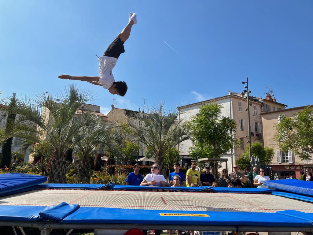 JeanLeonetti's tweet photo. TrĂšs heureux avec Lionel #Pioline, notre champion du monde, de retrouver dans le coeur dâ#Antibes cette dĂ©monstration de trampoline et de gym annonçant la compĂ©t. internationale qui aura lieu le WE prochain Ă lâ#Azurarena et qui accueillera les meilleurs trampolinistes mondiaux https://t.co/veD5AcOlRH