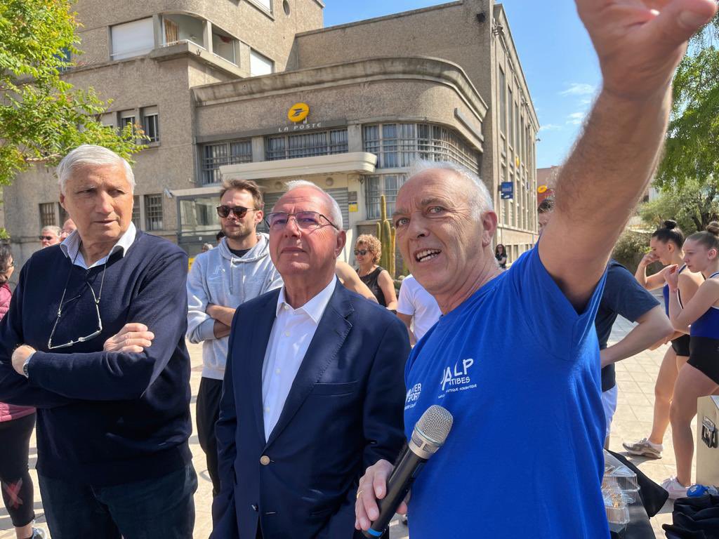 JeanLeonetti's tweet photo. TrĂšs heureux avec Lionel #Pioline, notre champion du monde, de retrouver dans le coeur dâ#Antibes cette dĂ©monstration de trampoline et de gym annonçant la compĂ©t. internationale qui aura lieu le WE prochain Ă lâ#Azurarena et qui accueillera les meilleurs trampolinistes mondiaux https://t.co/veD5AcOlRH