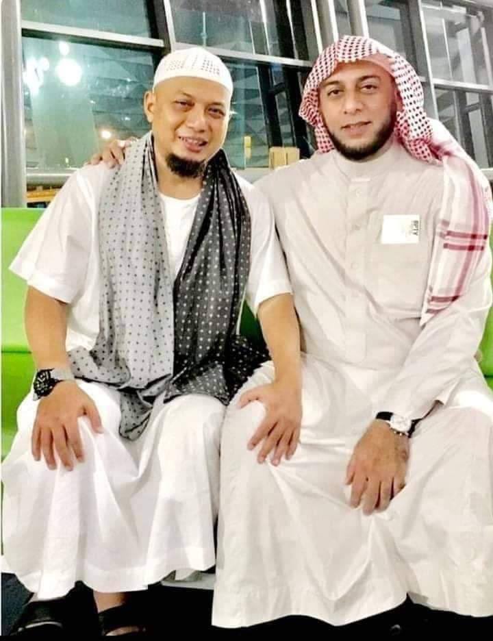 TweetIslamik's tweet photo. 8 kata-kata Syekh Ali Jaber yang harus selalu kita ingat :
.
1. Jangan tinggalkan Ayat Kursi selepas solat 5 waktu. Jarak syurga dan kita hanyalah kematian.
.
2. Banyakkan selawat kepada baginda Rasulullah pada hari jumaat melebihi zikir lain. https://t.co/DywGZvQNHj