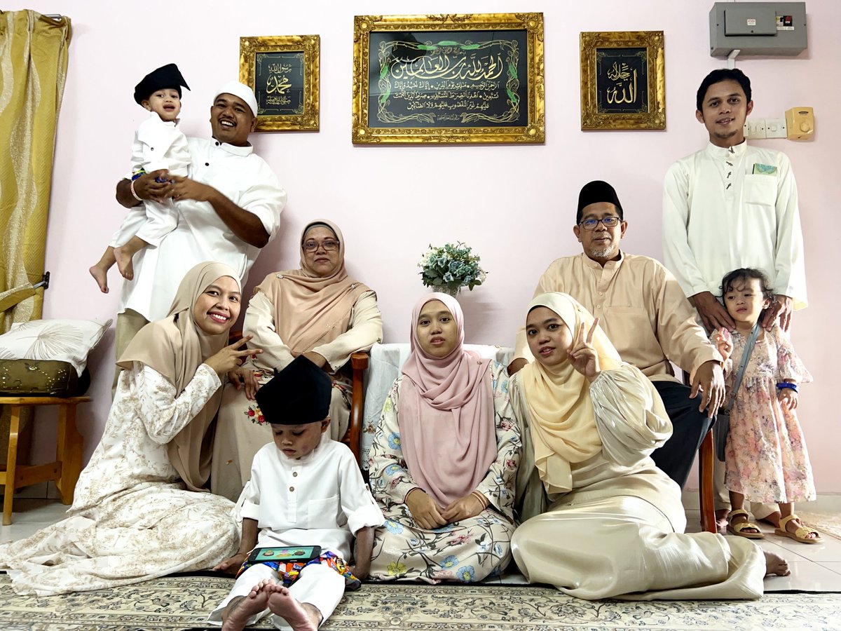 ashuacu's tweet photo. My small yet big family. Salam Aidilfitri everyone 💕 https://t.co/gSUZNbnyuO