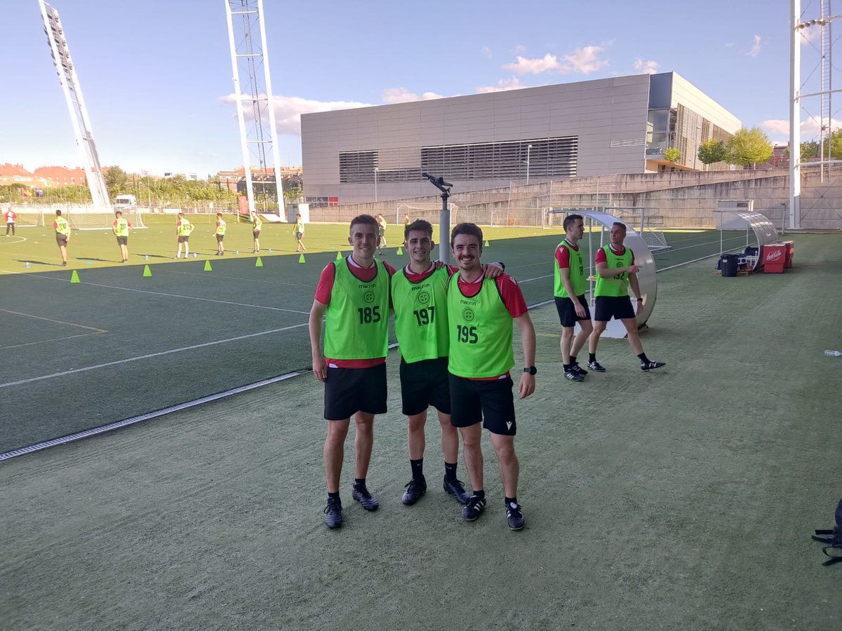 ArbitrosBizkaia's tweet photo. 🏃🏻‍♂️𝗣𝗥𝗢𝗚𝗥𝗔𝗠𝗔 𝗗𝗘 𝗧𝗔𝗟𝗘𝗡𝗧𝗢𝗦 𝗬 𝗠𝗘𝗡𝗧𝗢𝗥𝗘𝗦👨‍⚖️

📌 Jon Andrade Del Olmo se encuentra este fin de semana en la Ciudad del Fútbol de Las Rozas participando en el Programa de Talentos con el objeto de ascender a #SegundaRFEF 

💪¡Mucha suerte!

#arbitrosbizkaia https://t.co/8AYefRUhzf