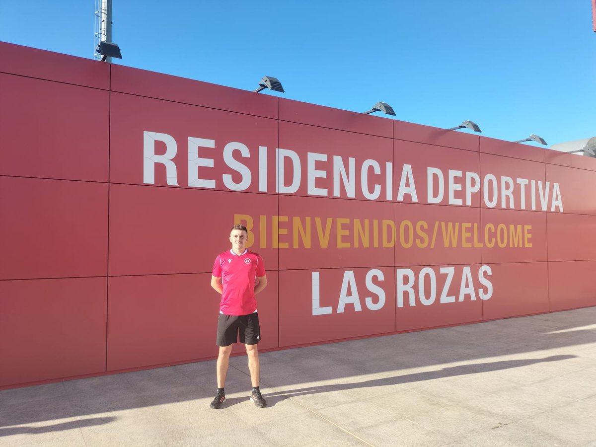 ArbitrosBizkaia's tweet photo. 🏃🏻‍♂️𝗣𝗥𝗢𝗚𝗥𝗔𝗠𝗔 𝗗𝗘 𝗧𝗔𝗟𝗘𝗡𝗧𝗢𝗦 𝗬 𝗠𝗘𝗡𝗧𝗢𝗥𝗘𝗦👨‍⚖️

📌 Jon Andrade Del Olmo se encuentra este fin de semana en la Ciudad del Fútbol de Las Rozas participando en el Programa de Talentos con el objeto de ascender a #SegundaRFEF 

💪¡Mucha suerte!

#arbitrosbizkaia https://t.co/8AYefRUhzf