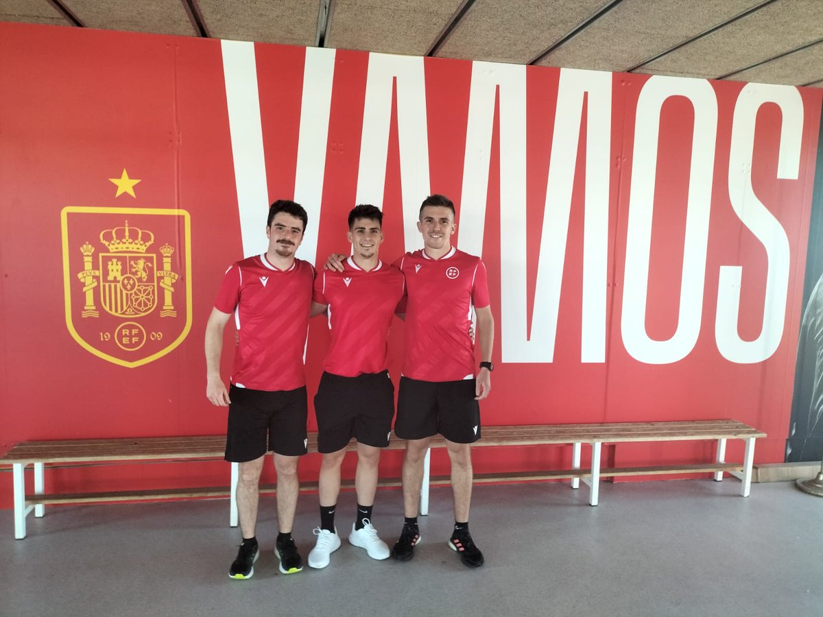 ArbitrosBizkaia's tweet photo. 🏃🏻‍♂️𝗣𝗥𝗢𝗚𝗥𝗔𝗠𝗔 𝗗𝗘 𝗧𝗔𝗟𝗘𝗡𝗧𝗢𝗦 𝗬 𝗠𝗘𝗡𝗧𝗢𝗥𝗘𝗦👨‍⚖️

📌 Jon Andrade Del Olmo se encuentra este fin de semana en la Ciudad del Fútbol de Las Rozas participando en el Programa de Talentos con el objeto de ascender a #SegundaRFEF 

💪¡Mucha suerte!

#arbitrosbizkaia https://t.co/8AYefRUhzf