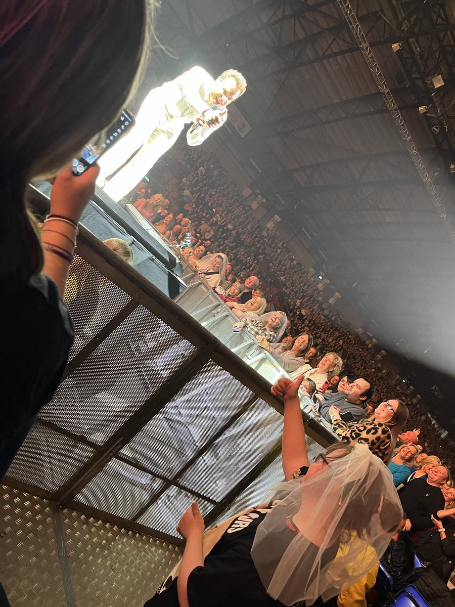 littlelovatic99's tweet photo. Can the powers of Twitter and Facebook get this photo to the mam of this girl pleaseee 🤞🏼

This was at @ollymurs @ArenaNewcastle show last night on the 22nd April 2023 

I didn’t have chance to give the photo to her so please share this on 🙏🏼 https://t.co/laWiV7D432