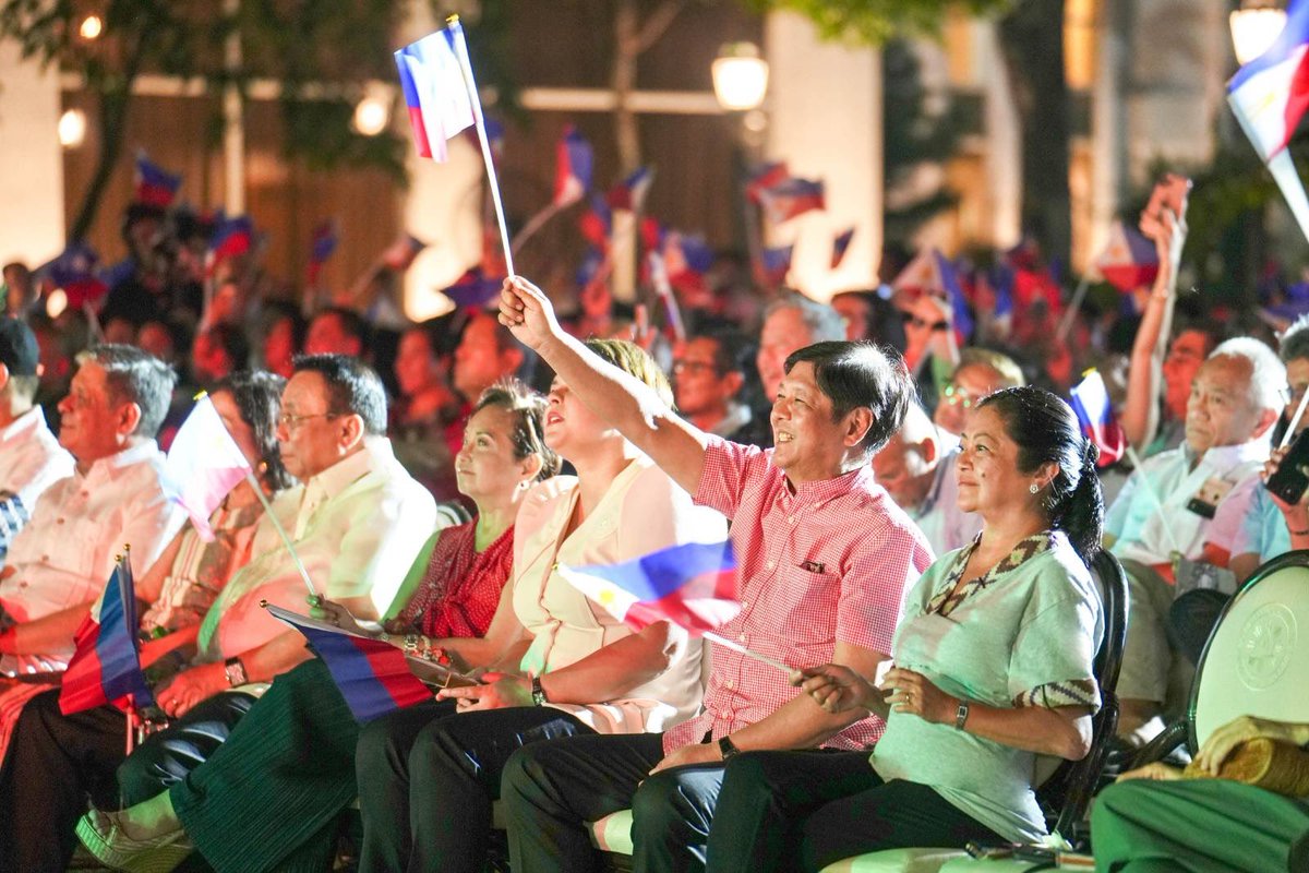 bongbongmarcos's tweet photo. Ipinaabot ng ating mga magtatanghal sa lahat ang tinig ng pagkakaisa at kapayapaan sa unang Konsyerto sa Palasyo na handog natin sa Sandatahang Lakas.

Umpisa pa lamang ito ng sanib-pwersang pagsulong sa sarili nating sining at kultura upang mapagtibay at maipamalas ang pagkakakilanlan natin bilang Pilipino.