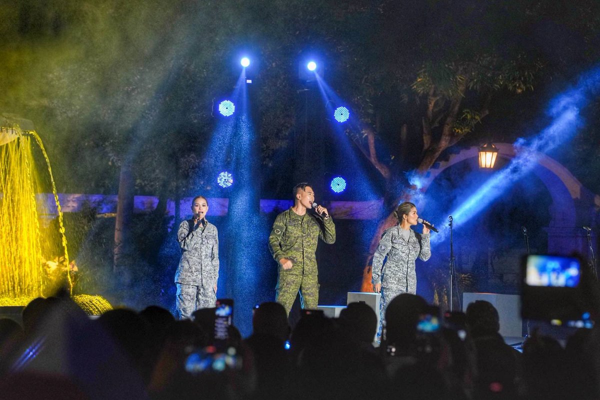 bongbongmarcos's tweet photo. Ipinaabot ng ating mga magtatanghal sa lahat ang tinig ng pagkakaisa at kapayapaan sa unang Konsyerto sa Palasyo na handog natin sa Sandatahang Lakas.

Umpisa pa lamang ito ng sanib-pwersang pagsulong sa sarili nating sining at kultura upang mapagtibay at maipamalas ang pagkakakilanlan natin bilang Pilipino.