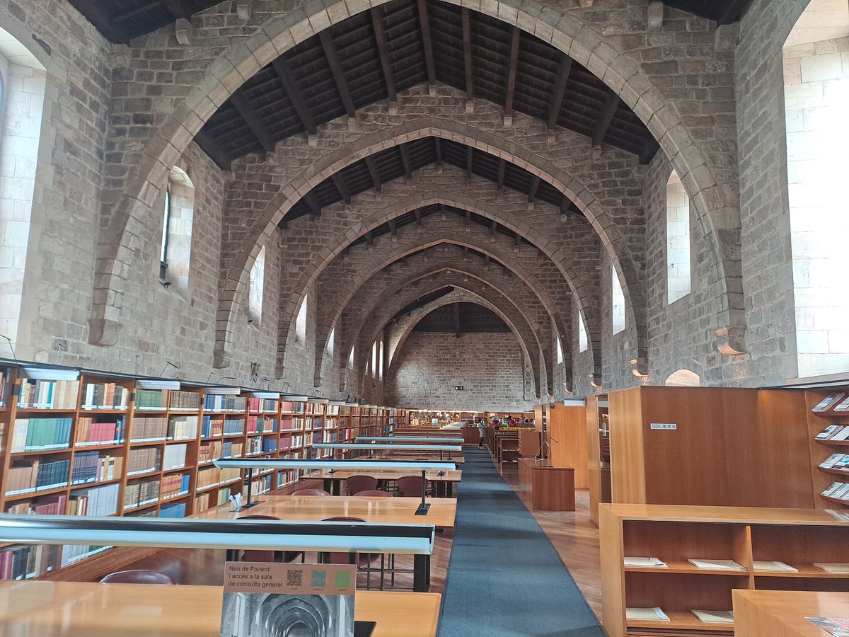 Sant Jordi a la biblioteca nacional de Catalunya. Bona diada a tots #SantJordi2023 🌹🌹🌹