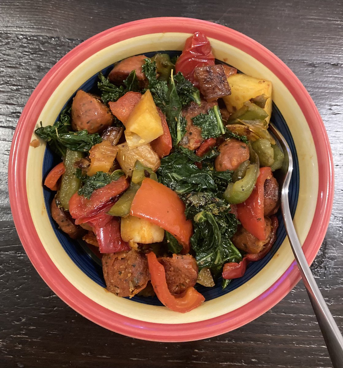 The colors of this meal! Red and green peppers, kale, potatoes and Wicked Kitchen chorizo. One pan, tossed together with a wee bit of seasoning. Et voilà! A gorgeous vegan dinner. 🌱

#Vegan #Food #goVegan