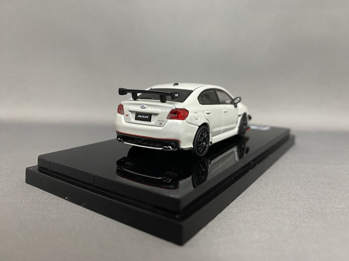 tsuyope_apy's tweet photo. Hobby JAPAN 「1/64 SUBARU WRX RA-R」限定500台で販売されたWRX STI TYPE RA-Rのミニカーです。オプション装着車と言う事で、GTウイング、STIのエアロパーツが装着された姿です。
黒いホイールが渋いです。
#wrxsti #typerar #hobbyjapan #ミニカー https://t.co/cR6U34AyP0