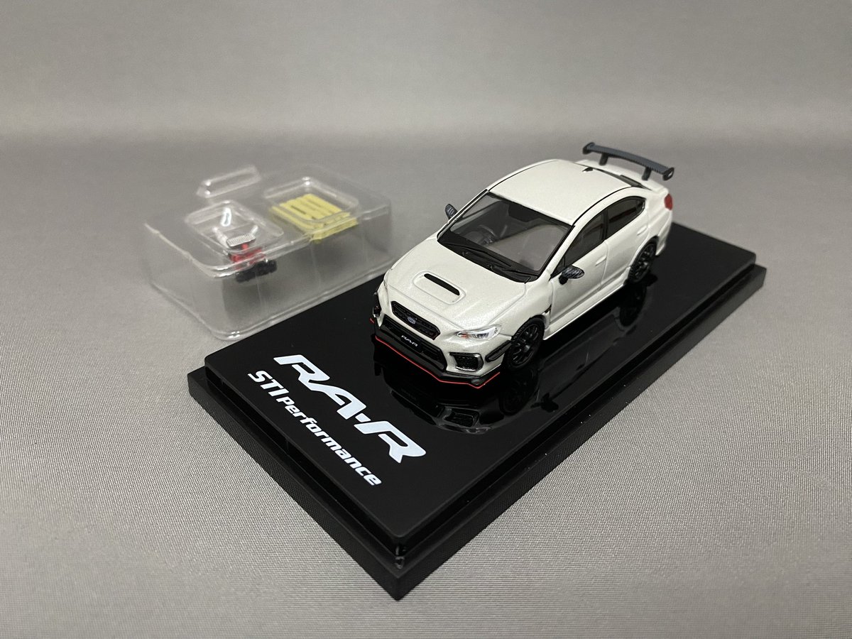 tsuyope_apy's tweet photo. Hobby JAPAN 「1/64 SUBARU WRX RA-R」限定500台で販売されたWRX STI TYPE RA-Rのミニカーです。オプション装着車と言う事で、GTウイング、STIのエアロパーツが装着された姿です。
黒いホイールが渋いです。
#wrxsti #typerar #hobbyjapan #ミニカー https://t.co/cR6U34AyP0