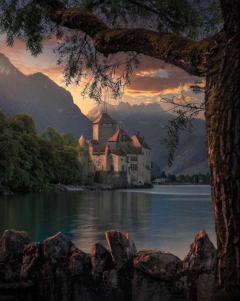 Chillon Castle, Switzerland 🇨🇭 ©️mindz.eye.