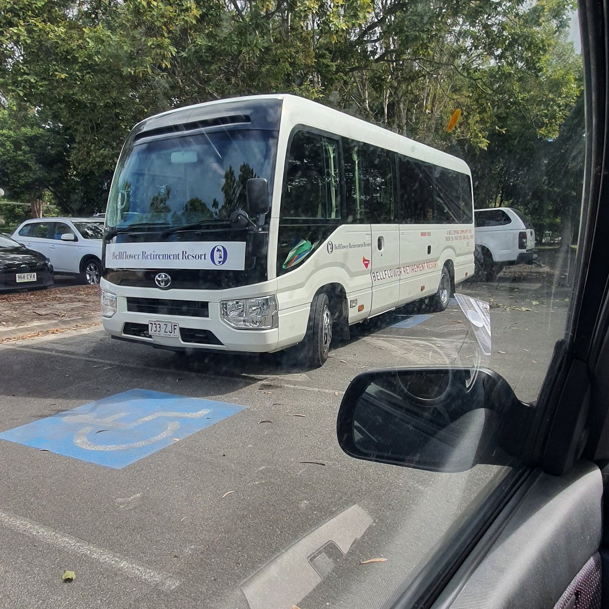 MsFridayology's tweet photo. I'd like to thank the driver of the Bellflower Retirement Resort bus for not using any freaking common-sense and dropping passengers off before parking another 50m away leaving no accessible parking for anyone else today #Disability #AccessFail #DisabilityParking https://t.co/8p7S4takii