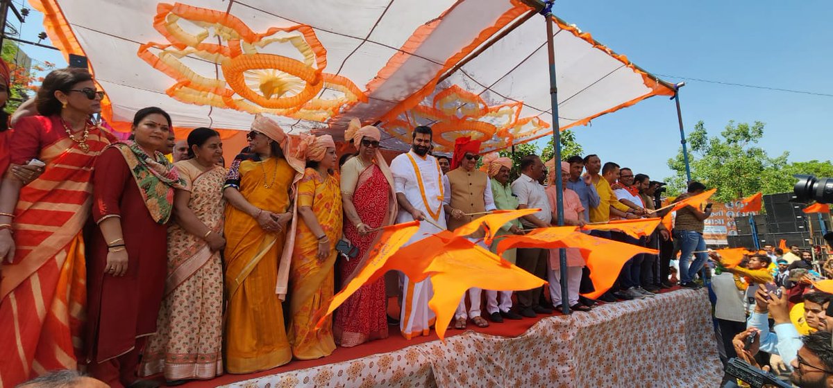 Vrajrajkumarji1's tweet image. 🚩 Flagged off a vehicle rally on Shri Parshuram Jayanti organised by Brahmin Samaj under the leadership of Shaileshbhai Mehta.

#vrajrajkumarji #flagoff #rally #ParshuramJayanti #akshaytritiya #vadodara