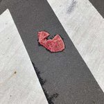 横断歩道に「めっちゃいい肉」!？その正体はまさかの○○○