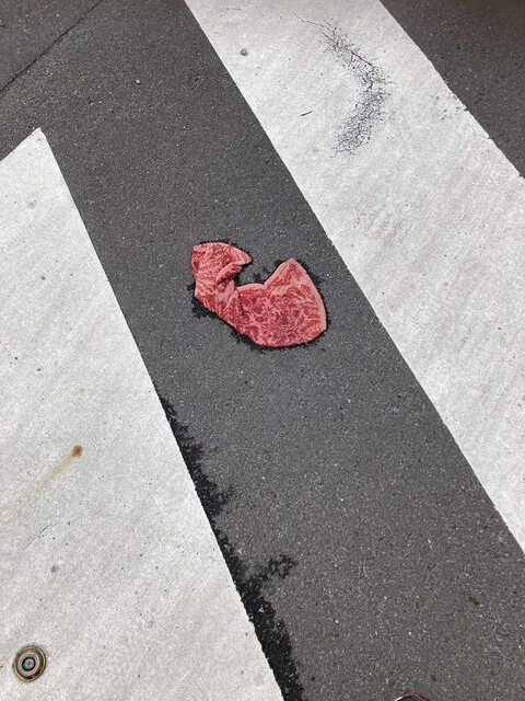 横断歩道に「めっちゃいい肉」！？その正体はまさかの○○○