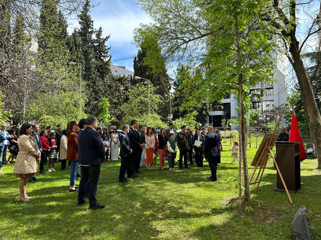 TC_TiflisBE's tweet photo. Çocuklarımızla beraber çifte Bayram kutladık. Ramazan Bayramımız ve 23 Nisan Ulusal Egemenlik ve Çocuk Bayramımız kutlu olsun. https://t.co/RJpbsTtuma