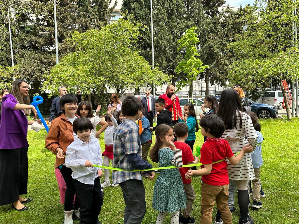 TC_TiflisBE's tweet photo. Çocuklarımızla beraber çifte Bayram kutladık. Ramazan Bayramımız ve 23 Nisan Ulusal Egemenlik ve Çocuk Bayramımız kutlu olsun. https://t.co/RJpbsTtuma