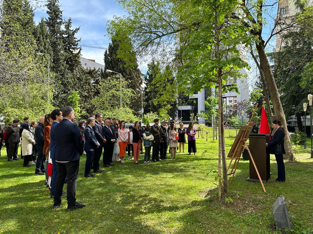 TC_TiflisBE's tweet photo. Çocuklarımızla beraber çifte Bayram kutladık. Ramazan Bayramımız ve 23 Nisan Ulusal Egemenlik ve Çocuk Bayramımız kutlu olsun. https://t.co/RJpbsTtuma