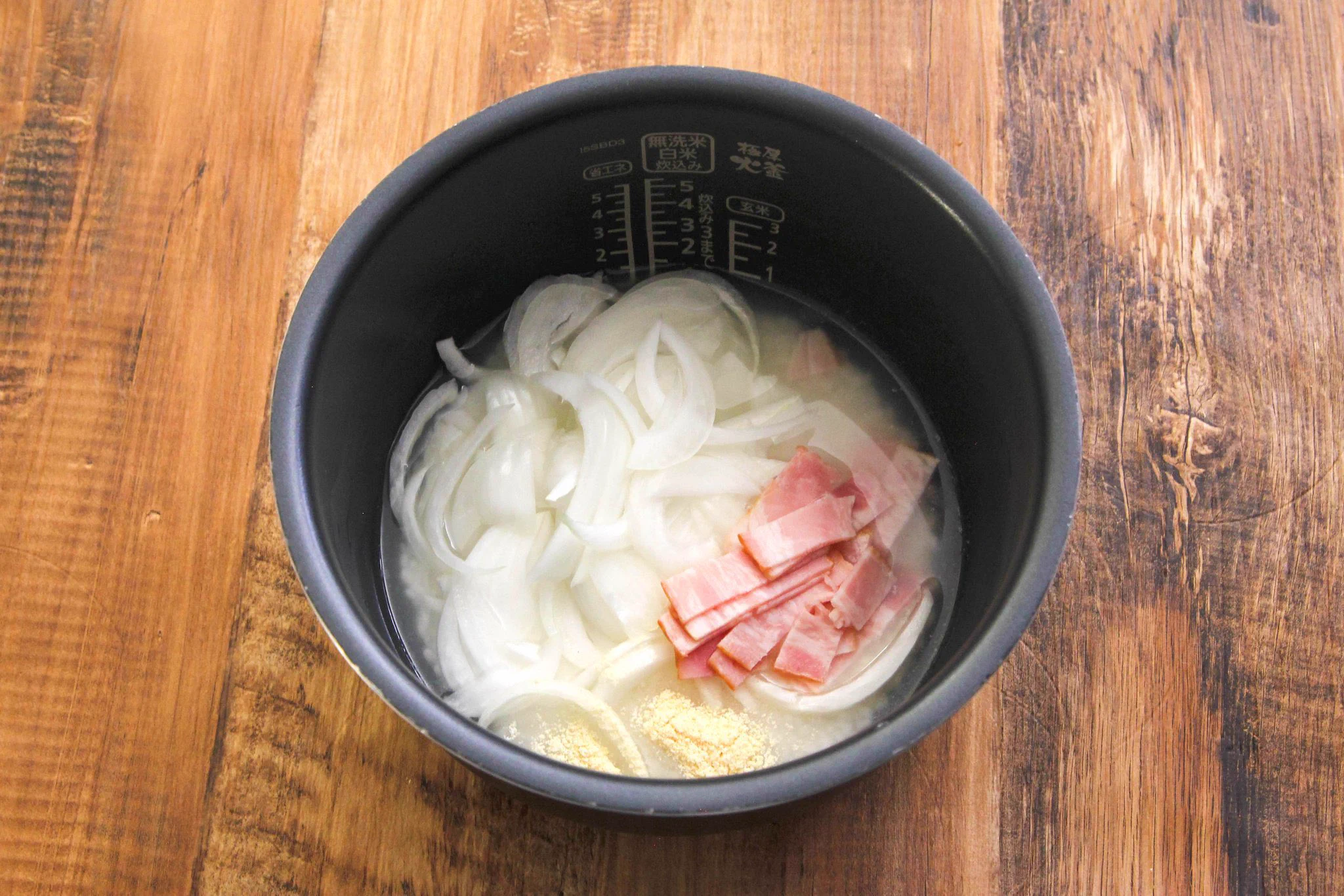一人一合いきたい、そんなやみつきの味に仕上がる？！玉ねぎなどを使った「炊き込みご飯」レシピ！
