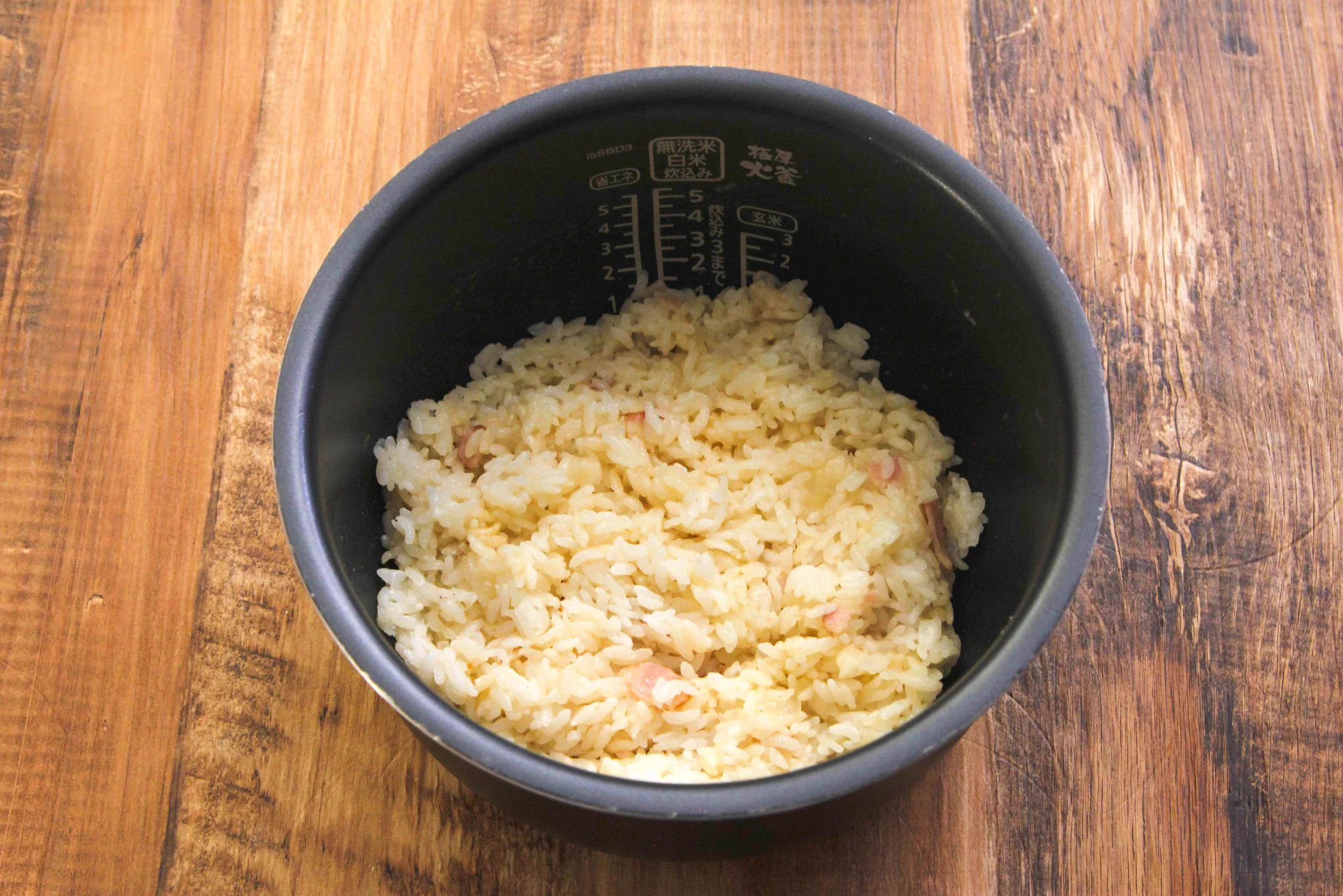 一人一合いきたい、そんなやみつきの味に仕上がる？！玉ねぎなどを使った「炊き込みご飯」レシピ！
