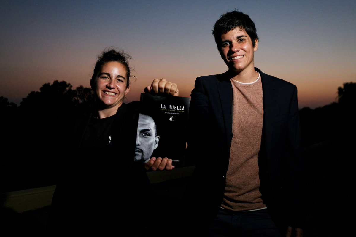 Feliz #DíadelLibro con #LibroLaHuella 🖐🏿 

Escritora y artistas donando su arte para apoyar la educación en valores, el desarrollo personal y la inclusión social a través de este #librosolidario 🖤

En las plataformas habituales y en patriciagarciarodriguez.com sección TIENDA 📓.