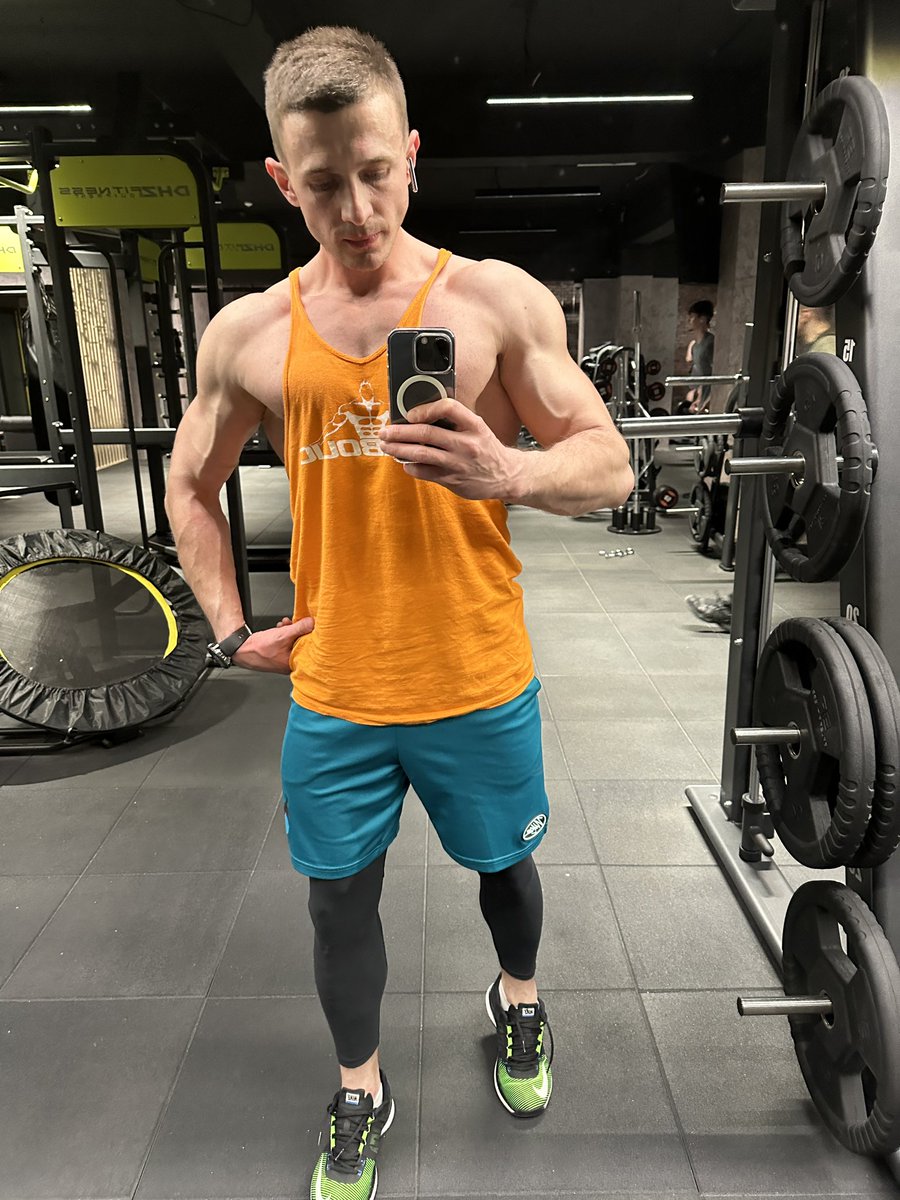 Ollly0's tweet photo. Workout in the new gym! 
The lights here are perfect, anabolic lights🤭😅 https://t.co/3FMW09a9v8