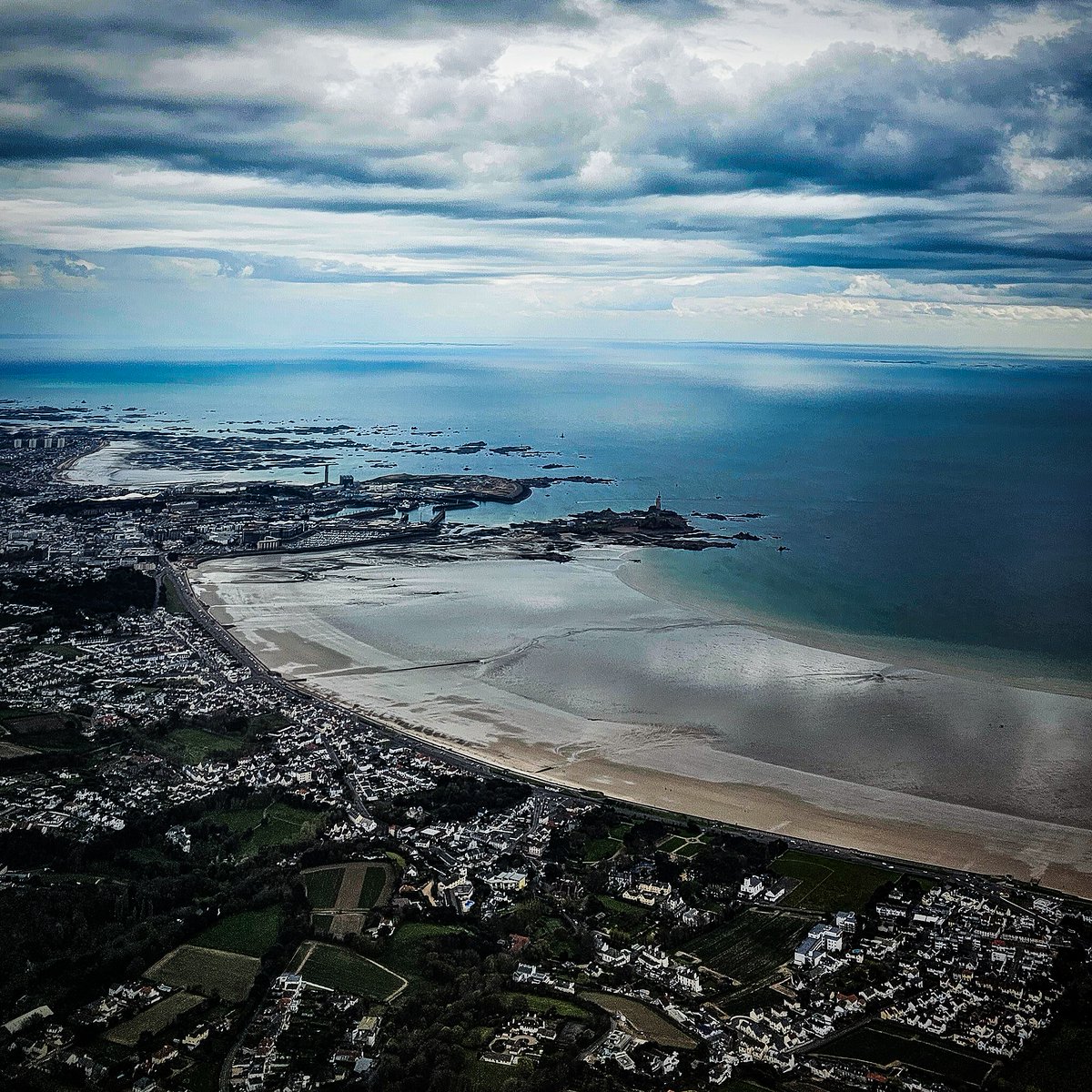 Westyorksman's tweet photo. St helier 

@visitjerseyci @jerseyheritage 

#sthelier #jersey #elizabethcastle #elizabethcastlejersey #arialphotography #Sea #seaandclouds #Beach #cannon #channelislands #wanderlust #tourist #mentalhealth #sky #photooftheday #photography #photographer #skyporn https://t.co/O8RQEuYUqG