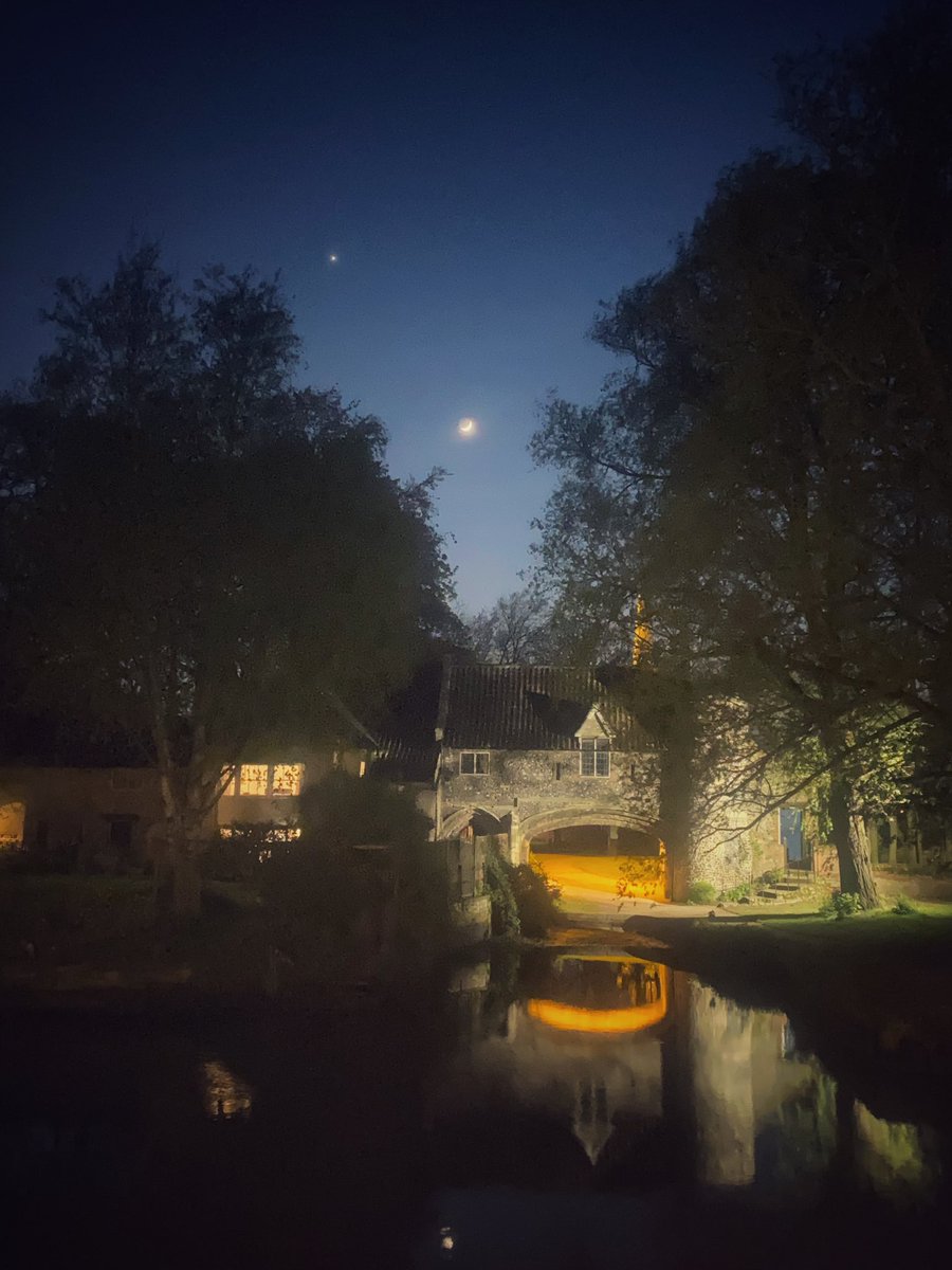MyriadPhoto's tweet photo. Pulls Ferry by light of the slice of moon and Venus too, last night along the Wensum. So romantic!
#Norwich https://t.co/d05TA77B0k